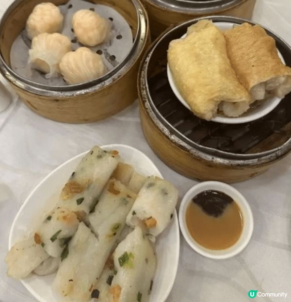 旺角彌敦道612號倫敦大酒樓保留傳統推車點心服務，仲有現場煎...