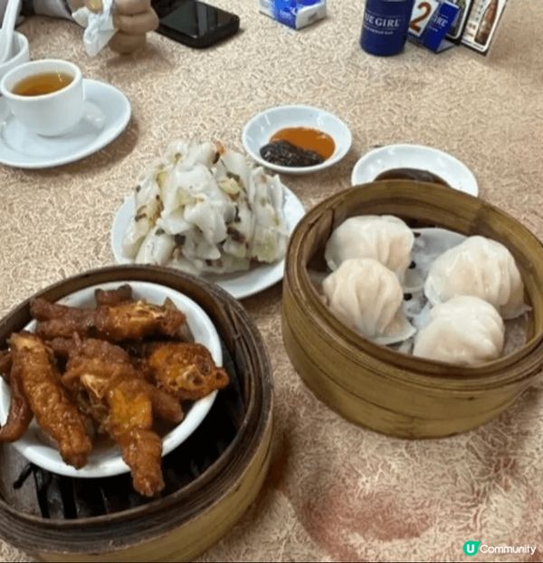 旺角彌敦道612號倫敦大酒樓保留傳統推車點心服務，仲有現場煎...