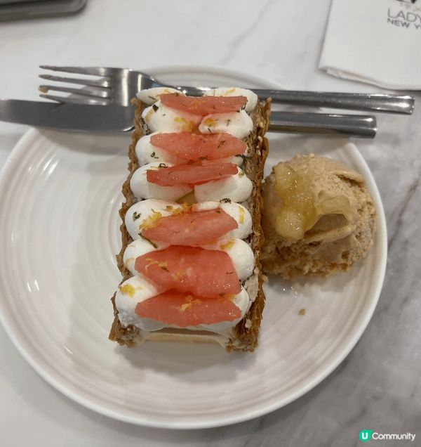 喺海港城經過Lady M，就忍唔住入去食返件cake休息一下...