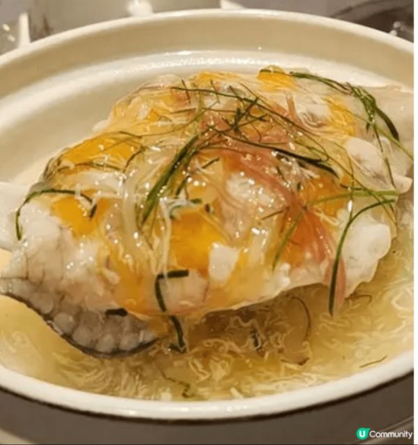 檸檬葉燴珊瑚黃花魚柳，以野生黃花魚入饌打成魚蓉，並加入蝦膠，...