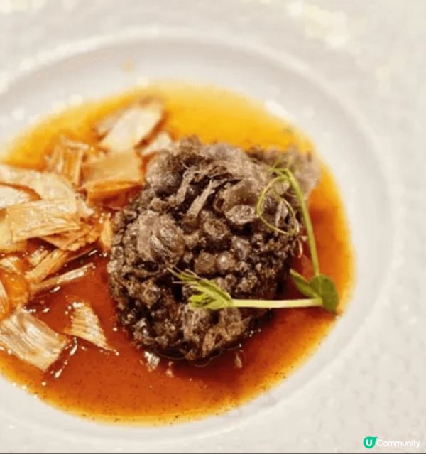 蝦籽葱燒脆皮鮑魚可真是讓人垂涎欲滴，鮑魚炸得金黃酥脆，外面像...