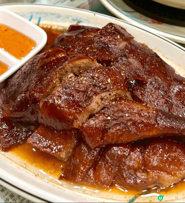 呢間燒鵝用陳皮同10幾種材料先醃後烤，肉質嫩滑，外皮酥脆，咬...