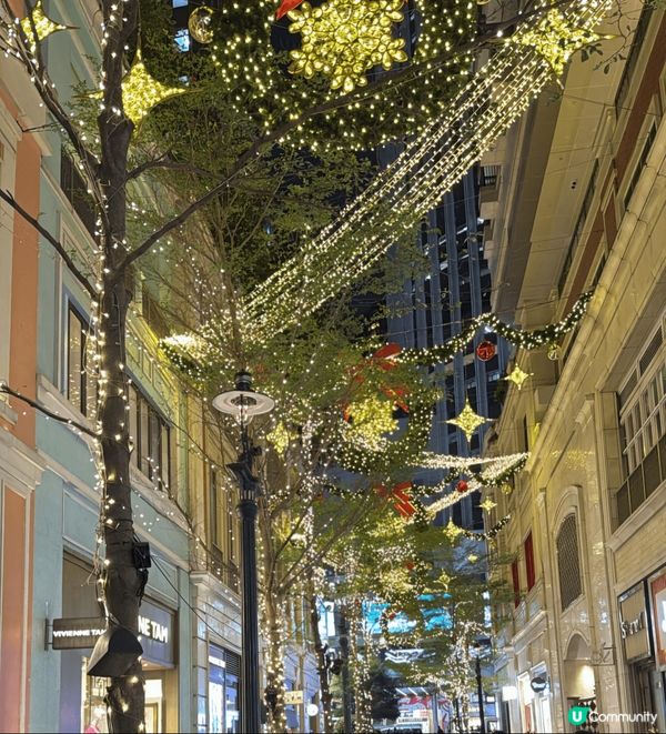 灣仔利東街節慶有唔同主題既活動，好熱鬧。今個聖誕有亮燈儀式，...