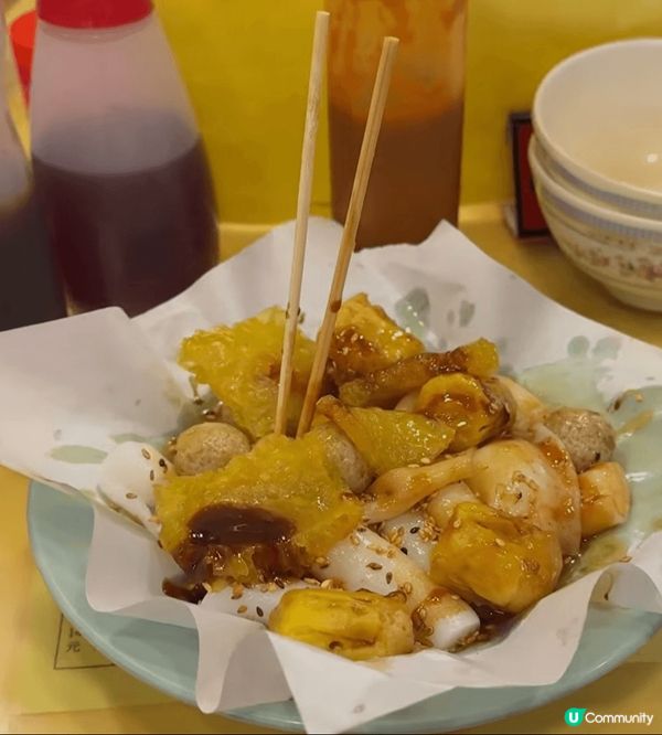 熱辣辣的腸粉滑溜順口，搭配甜醬、豉油和芝麻醬，層次十分豐富；...