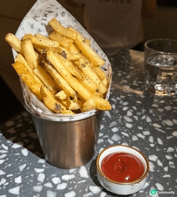 這間高質西餐餐廳 FLAMES，位於觀塘，距離地鐵站步行大約...