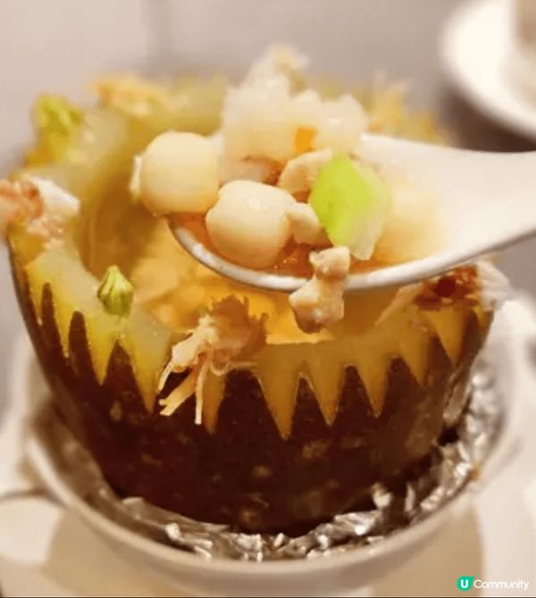 迷你冬瓜盅用傳統方法製作，面有田雞和新鮮蟹肉，湯頭清澈又醇...