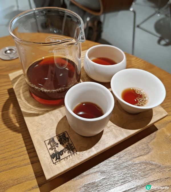 深圳咖啡之旅，包括左原個椰子凍咖啡，睇住店員開個椰青再加入凍...