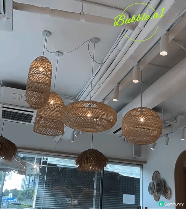 呢間餐廳真係比到人好chill嘅感覺見到佢嘅白色拱形木同燈光...