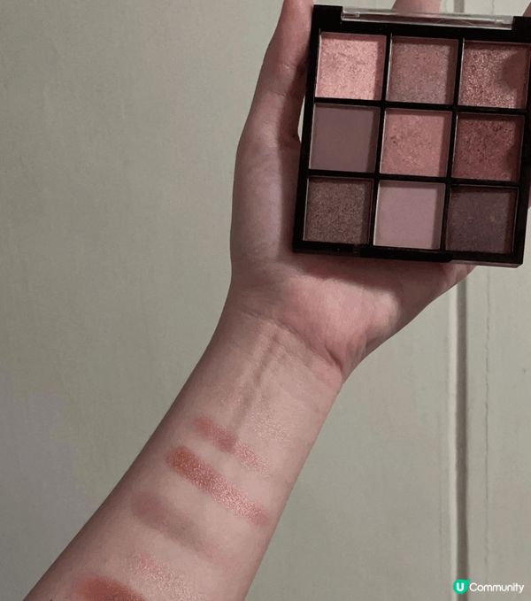 「U R GLAM」「九色眼影盤」粉質細膩、顯色度高，是款百...