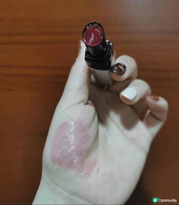 Bobbi Brown支唇膏設計簡約有質感，白色管身好cla...