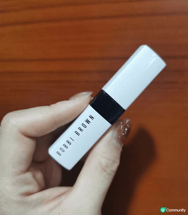 Bobbi Brown支唇膏設計簡約有質感，白色管身好cla...