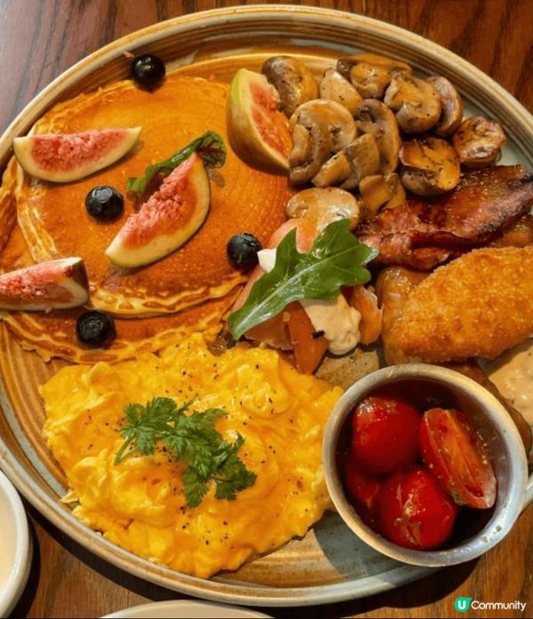 深圳卓悅中心「blend 咖啡部落」餐廳有室外和室內兩個部份...