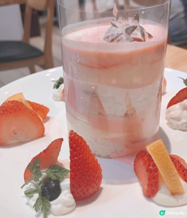 Pancake入面有粉紅色奶油同新鮮草莓，一解開就傾瀉啲草莓...