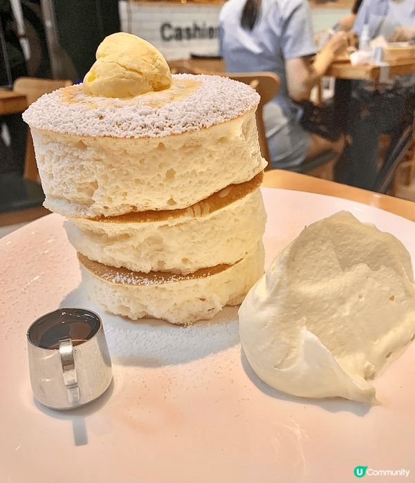 Pancake入面有粉紅色奶油同新鮮草莓，一解開就傾瀉啲草莓...