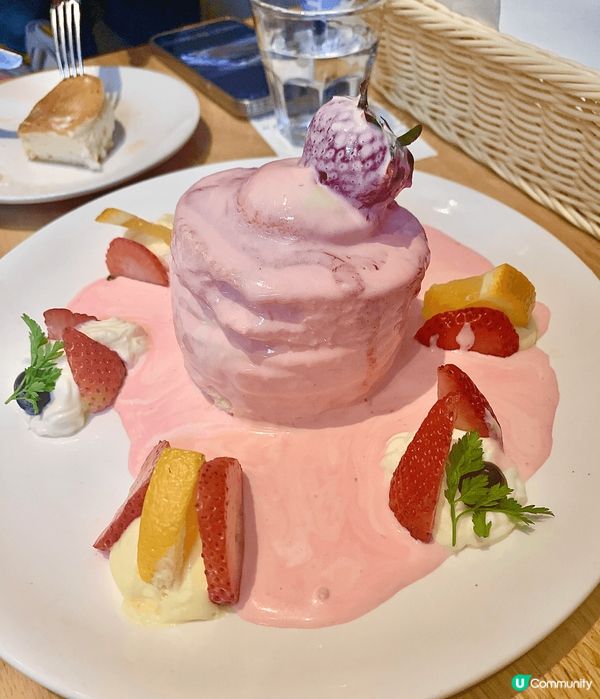 Pancake入面有粉紅色奶油同新鮮草莓，一解開就傾瀉啲草莓...