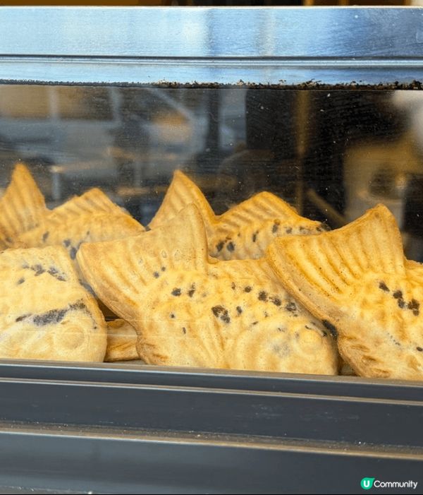 日本鯛魚燒（たい焼き）是一種非常受歡迎的街頭甜點，外型像一條...