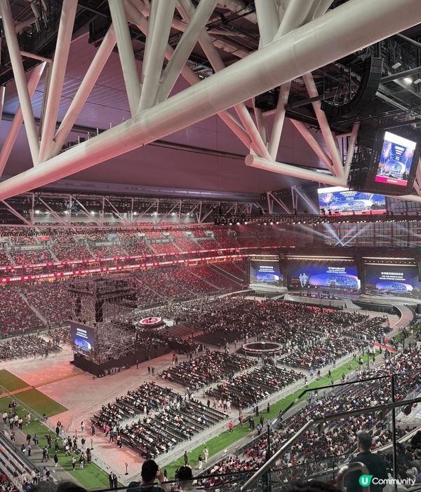 這個體育館真的好大，睇舞台上既人根本睇唔清，但舞台效果很不錯...