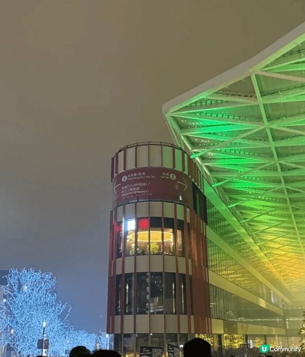 這個體育館真的好大，睇舞台上既人根本睇唔清，但舞台效果很不錯...