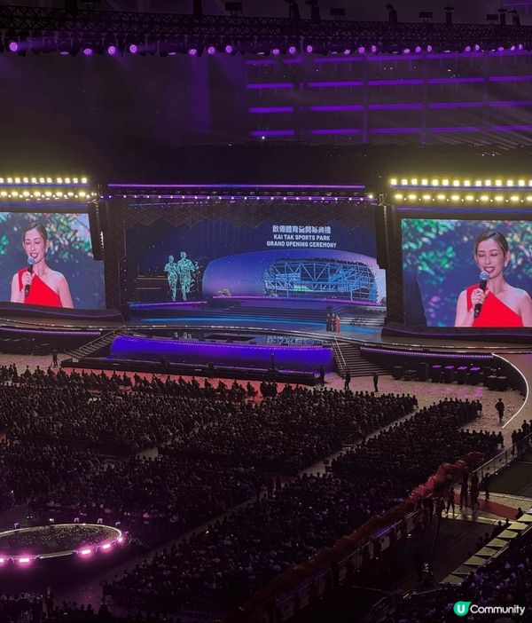 這個體育館真的好大，睇舞台上既人根本睇唔清，但舞台效果很不錯...