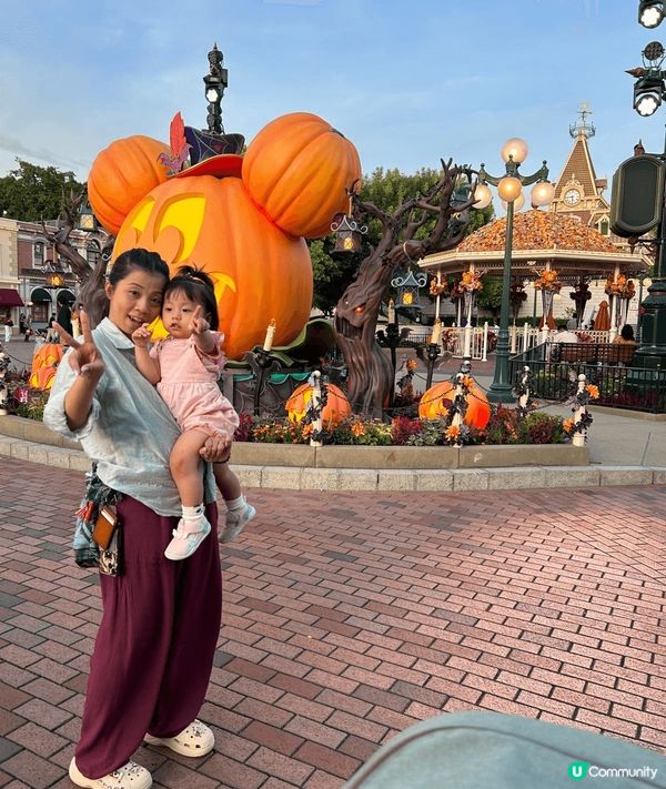 BB 開始識得 yeah 住影相，我地最鐘意?城堡前面影相，...