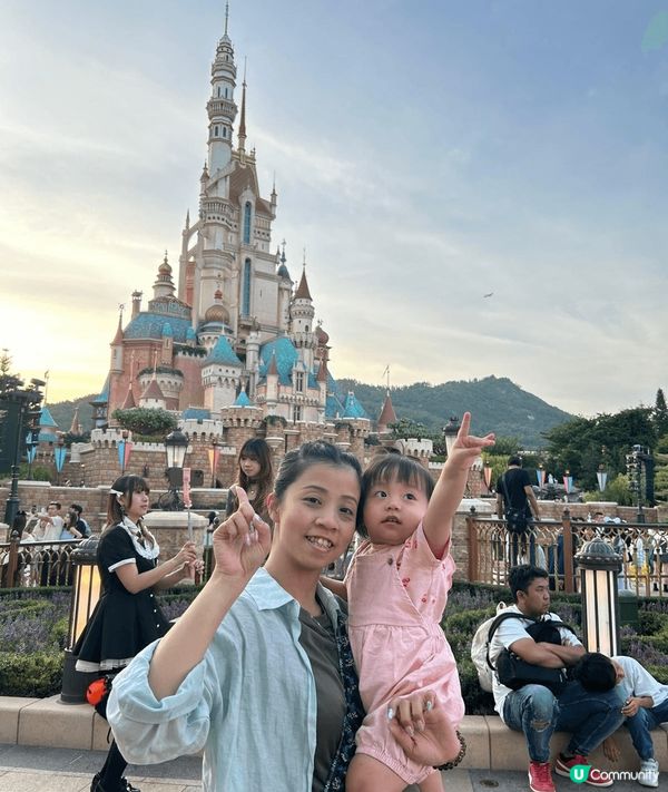 BB 開始識得 yeah 住影相，我地最鐘意?城堡前面影相，...