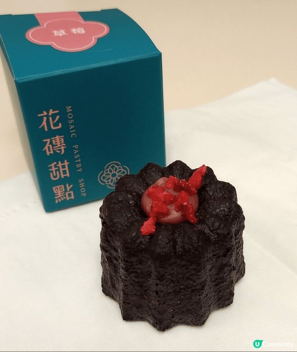 從台北帶回來的手信，一個綠色小盒子，設計很精緻，绿釉瓷的色彩...