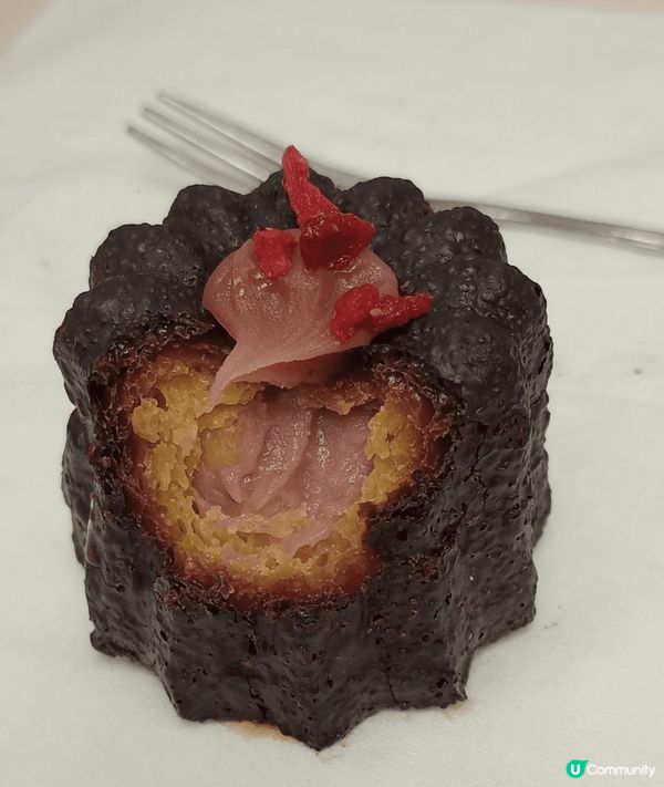 從台北帶回來的手信，一個綠色小盒子，設計很精緻，绿釉瓷的色彩...