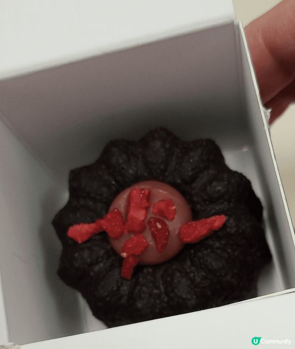 從台北帶回來的手信，一個綠色小盒子，設計很精緻，绿釉瓷的色彩...