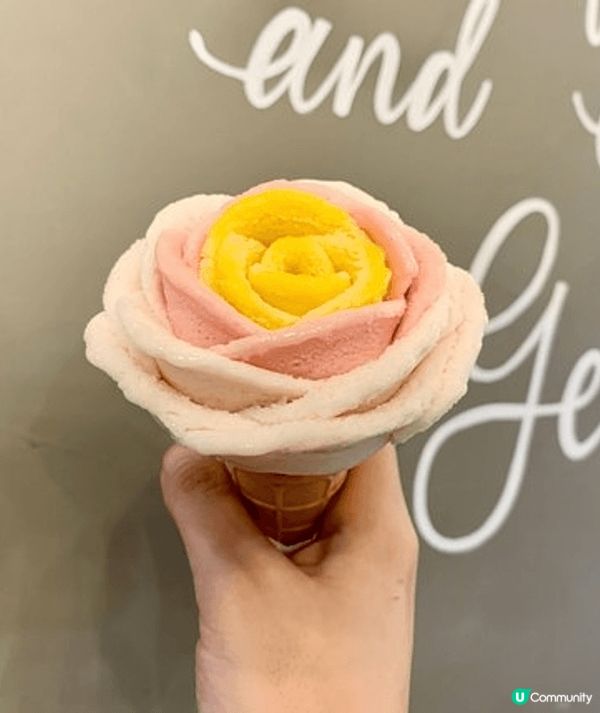 Givres玫瑰花雪糕雞蛋仔即叫即做，雞蛋仔外層微微烘脆，內...