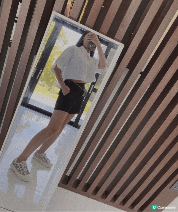 一連7日，每日不同穿搭風格，白色上衣配搭寬鬆牛仔褲，簡單又隨...