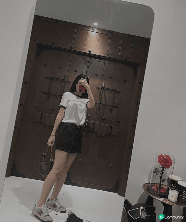 一連7日，每日不同穿搭風格，白色上衣配搭寬鬆牛仔褲，簡單又隨...