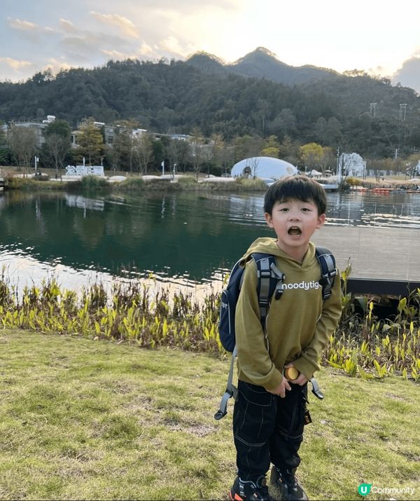 七歲小朋友戶外玩耍，奔跑跳躍促進體能，陽光助鈣吸收，增強免疫...