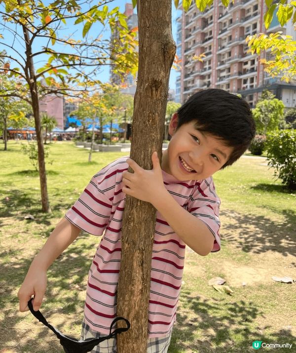 七歲小朋友戶外玩耍，奔跑跳躍促進體能，陽光助鈣吸收，增強免疫...