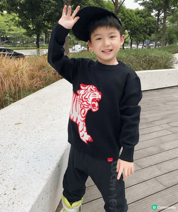 七歲小朋友戶外玩耍，奔跑跳躍促進體能，陽光助鈣吸收，增強免疫...