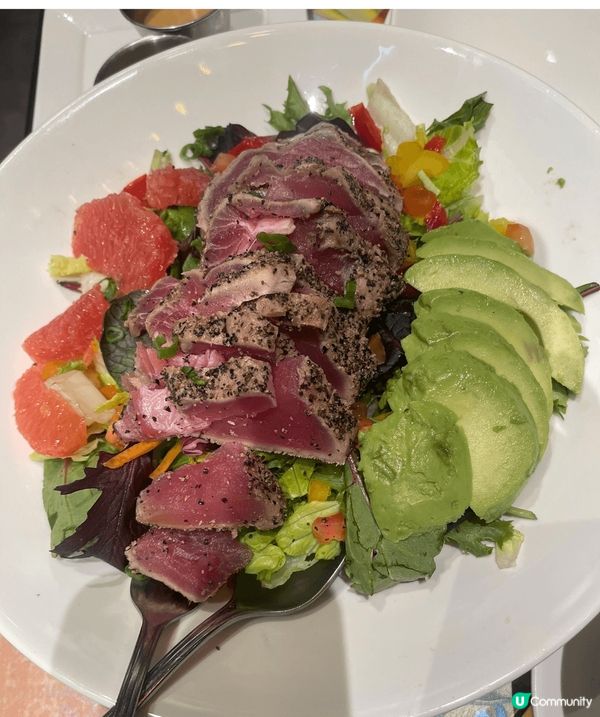 Outback 的特色吞拿魚牛油果沙律，新鮮的吞拿魚吃到油香...