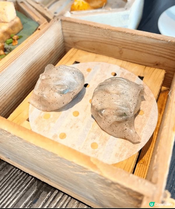 以創意同巧手重新演繹經典點心，餐廳環境以20世紀初香港茶樓盛...