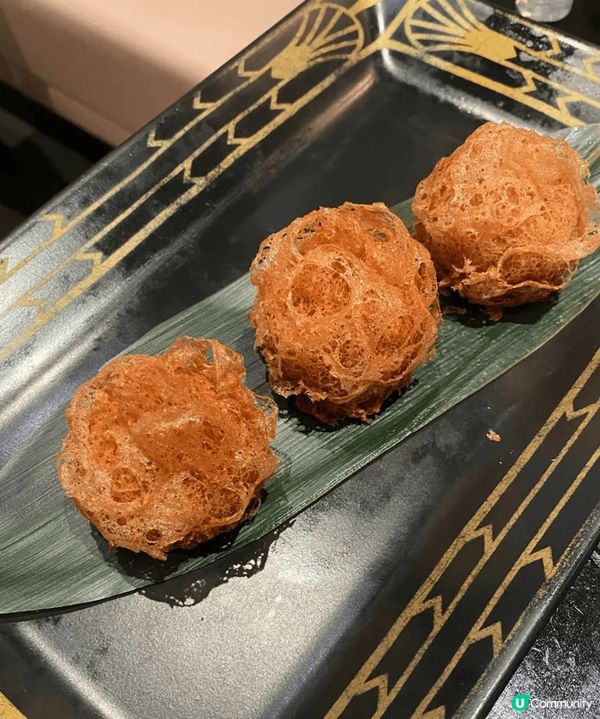 以創意同巧手重新演繹經典點心，餐廳環境以20世紀初香港茶樓盛...