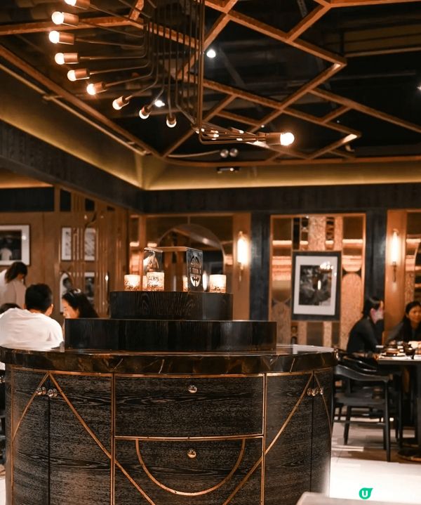 以創意同巧手重新演繹經典點心，餐廳環境以20世紀初香港茶樓盛...