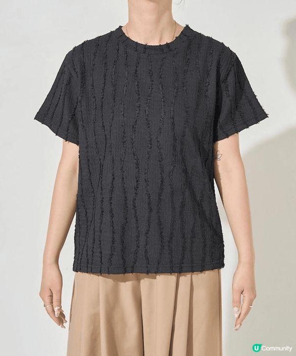 簡單黑色衫配淺咖啡色褲