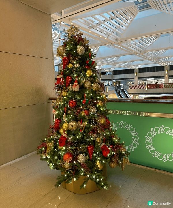 中環置地廣場，紅紅的旋轉木馬在燈飾襯托下，顯得十分童話感覺，...