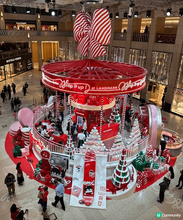 中環置地廣場，紅紅的旋轉木馬在燈飾襯托下，顯得十分童話感覺，...