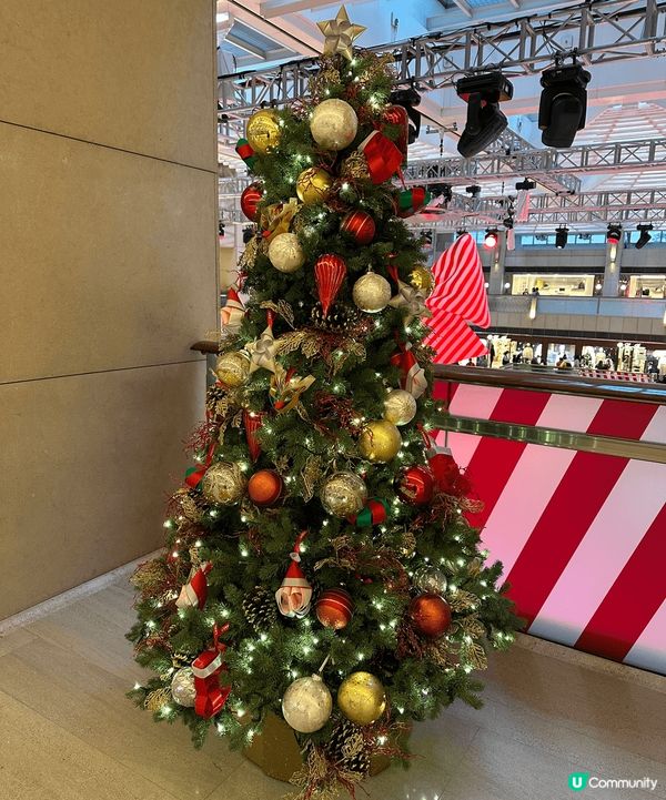 中環置地廣場，紅紅的旋轉木馬在燈飾襯托下，顯得十分童話感覺，...