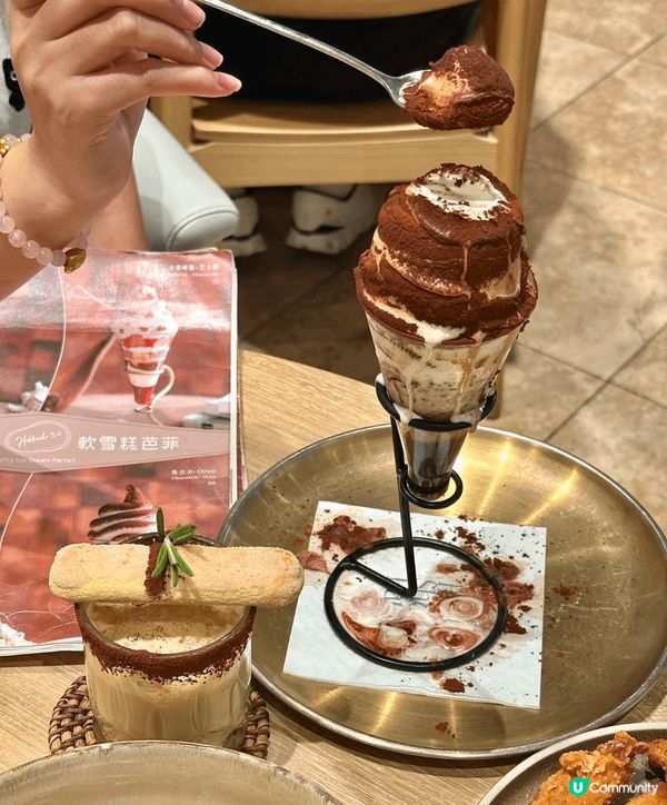 Tiramisu 芭菲輕盈如雲朵般的口感，搭配著淡淡的甜味，...