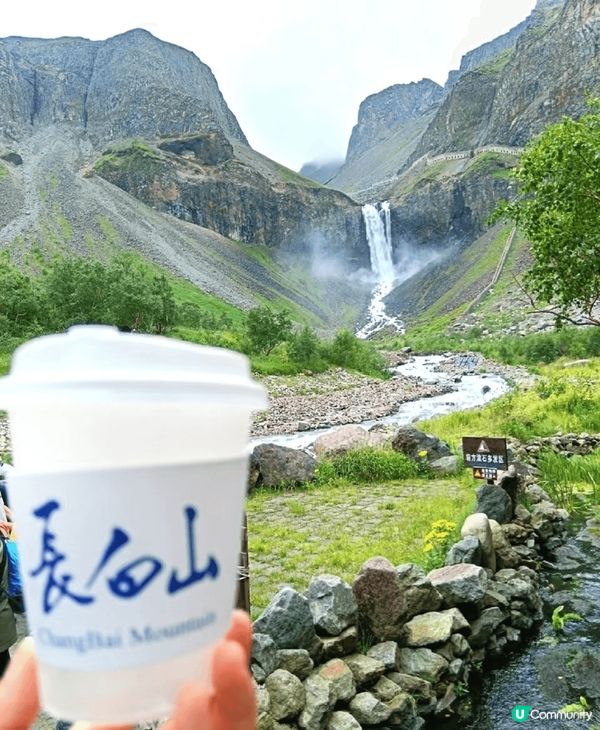 長白山夏日真係靚到爆！天池水清似鏡，倒映住藍天白雲，四周綠樹...