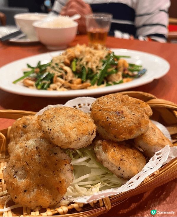 👍🏻首先，小炒王絕對值得一試，韭菜炒得爽脆，搭配大隻的蝦乾鹹...