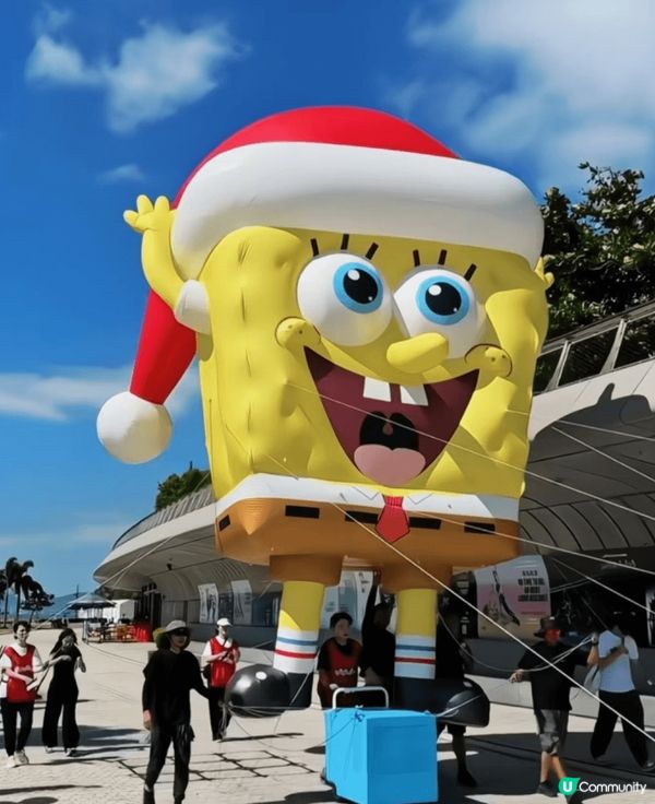 香港真係勁早開始聖誕！未到十二月已經有巨型海綿寶寶戴聖誕帽同...