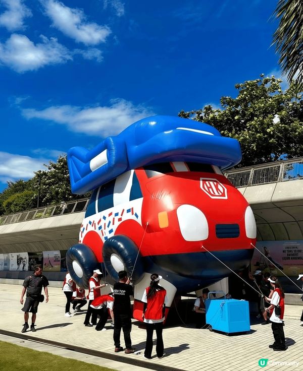 香港真係勁早開始聖誕！未到十二月已經有巨型海綿寶寶戴聖誕帽同...