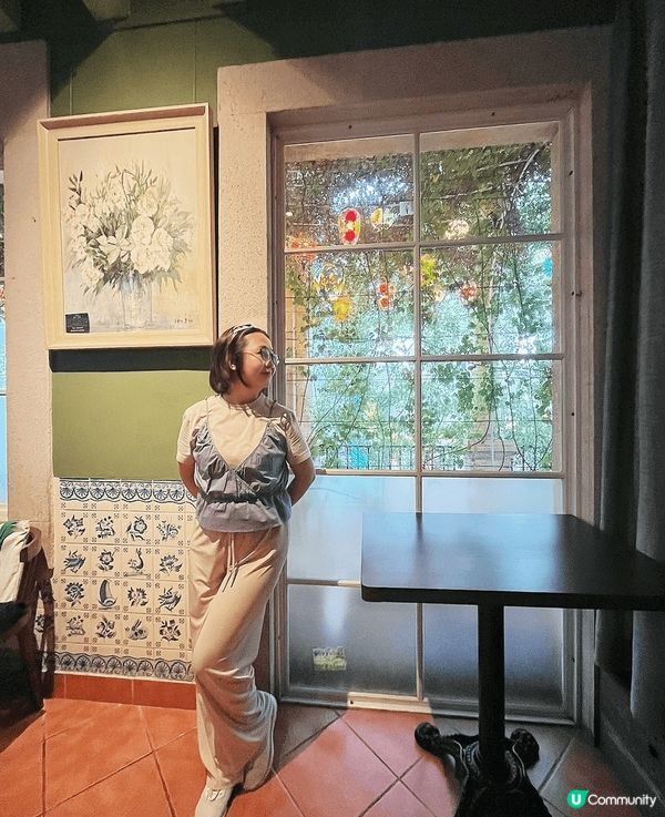 澳門漁人碼頭內樓上西餐廳，外縣燈籠靚景，又有古式花磚牆，海膽...