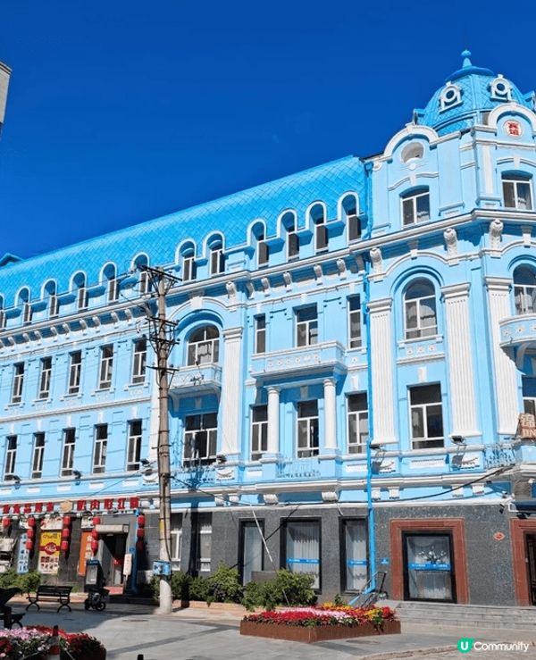 行入中央大街，石板路凹凸有韻，兩旁歐式建築似翻開百年畫卷。黃...