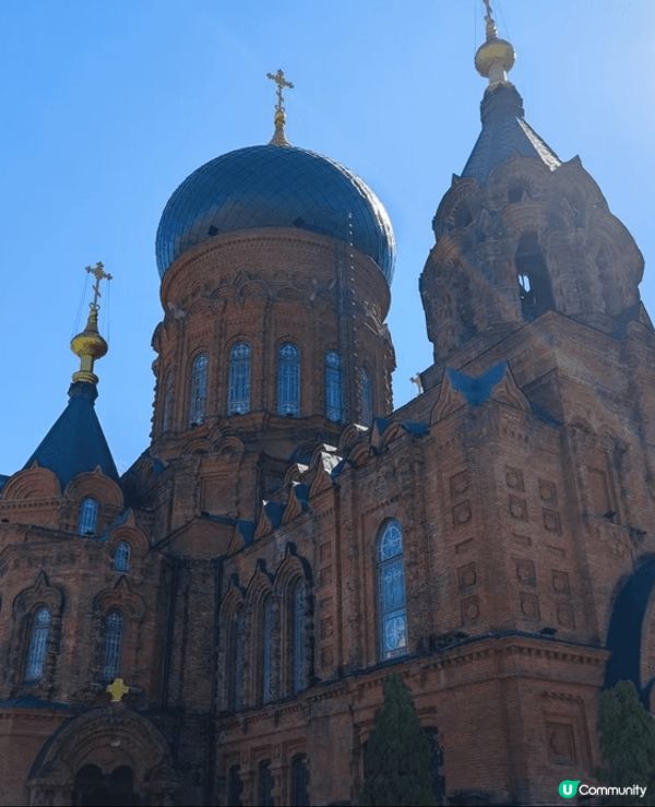 行入中央大街，石板路凹凸有韻，兩旁歐式建築似翻開百年畫卷。黃...